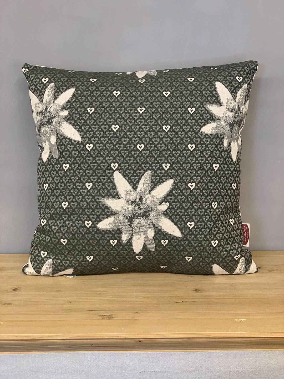 fodera cuscino con stelle alpine e cuoricini con cerniera