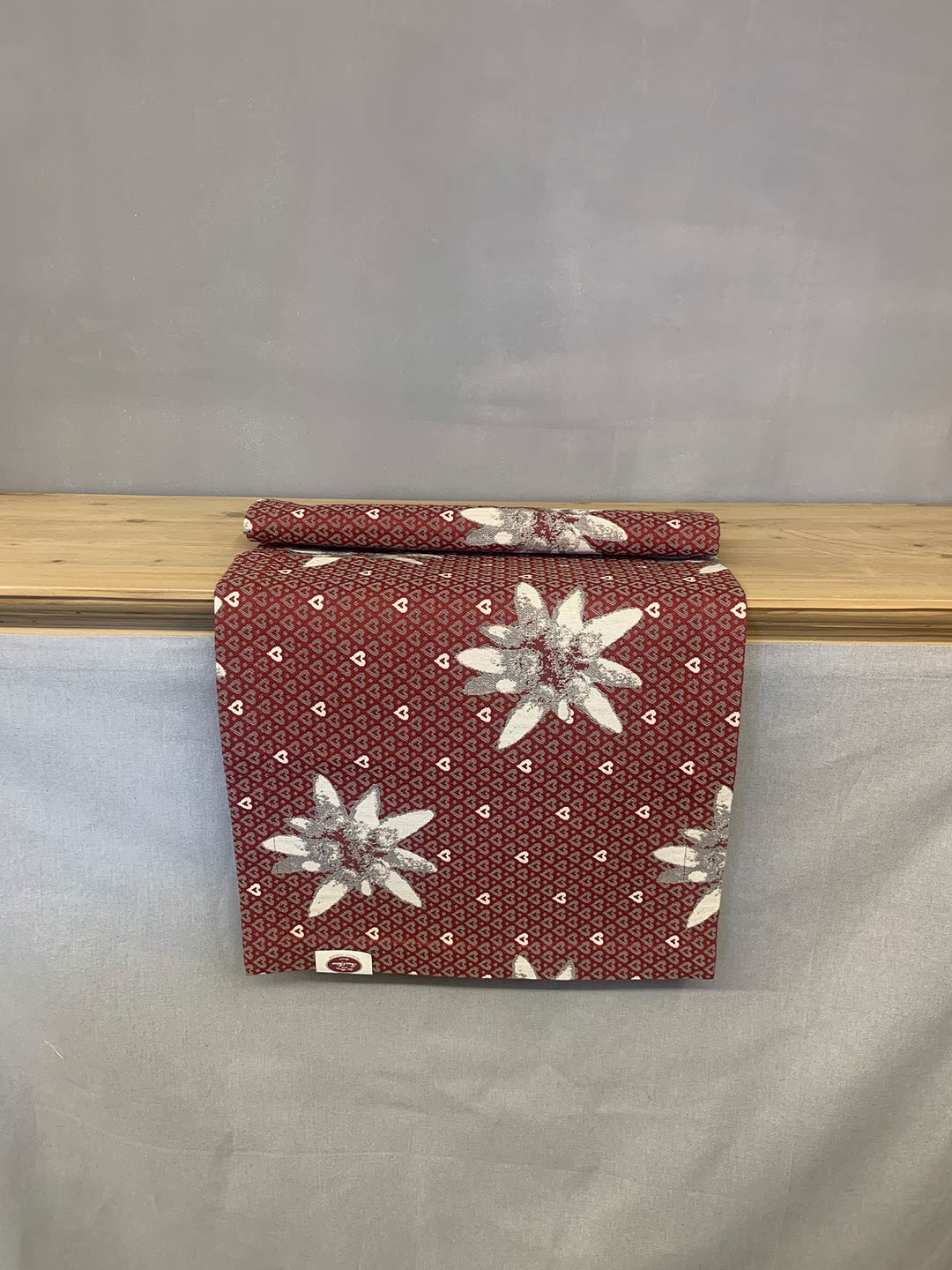tessuto edelweiss fondo cuoricini bordeaux